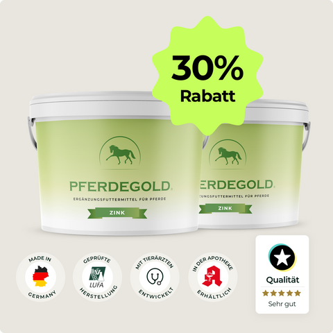 Zwei grüne Pferdegold® 2er Zink 30% Eimer mit 30% Rabatt und Qualitätsplakette, angereichert mit Zink für das Immunsystem Ihres Pferdes. Made in Germany für bewährte Qualität.
