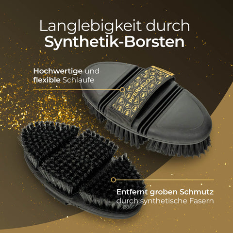 Zwei Pferdegold Kardätsche Pflegebürsten mit synthetischen Borsten, goldenen Akzenten und einer elastischen Handschlaufe werden auf einem stilvollen schwarz-goldenen Hintergrund präsentiert.