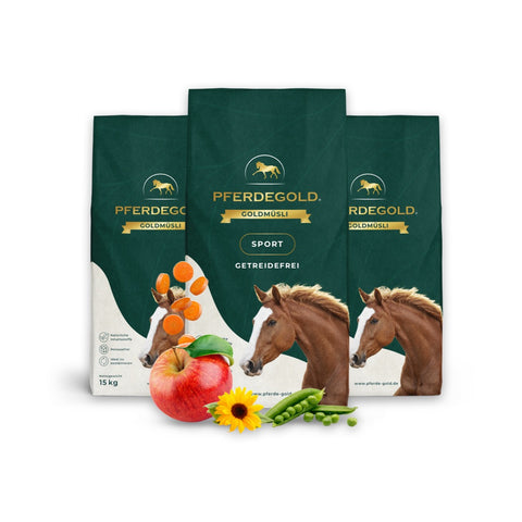 Drei grüne Pferdegold®-Tüten mit der Aufschrift "3 für 2 - Goldmüsli Sport Getreidefrei" zeigen Bilder von Pferden, Äpfeln, Karotten, Erbsen und Sonnenblumen - ideal für eine proteinreiche Ernährung ohne Getreide.