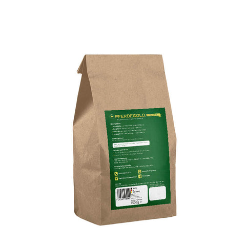 Braune Papiertüte mit grünem Etikett auf der Rückseite, auf dem Text und Barcode zu lesen sind - eine ideale Verpackung für Pferdegold Verdauungsglück, ein Nahrungsergänzungsmittel für Pferde, das die gesunde Verdauung des Pferdes unterstützt.