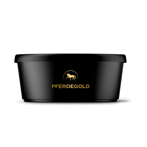 Die Futterschüssel mit Deckel von Pferdegold ist ein schwarzer Futternapf mit einem goldenen Pferdelogo und dem Markennamen auf der Vorderseite.