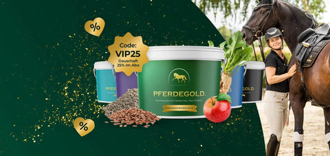 Eine Frau in Reitkleidung streichelt ein Pferd neben Pferdegold-Ergänzungsbechern und einem Rabattcode: VIP25.