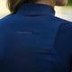 Person im Freien in einem EquiAttire Baselayer mit kurzen Ärmeln – marineblau, Logo sichtbar, von hinten gesehen.