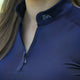 Frau, die ein kurzärmeliges EquiAttire-Baselayer in Marineblau mit Strasskragen trägt; das untere Gesicht und der Oberkörper sind zu sehen.