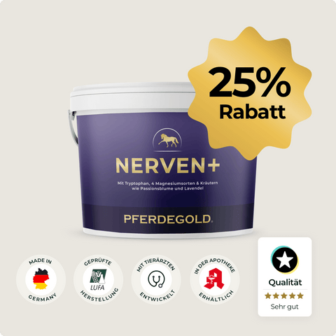 Der Pferdegold® Nerven+ mit Tryptophan 25% Becher ist mit einer goldenen "25% Rabatt"-Plakette und Qualitätssicherungssymbolen versehen und eignet sich perfekt zur Beruhigung von Pferden im Rahmen Ihrer Premium-Pferdefutter-Routine.