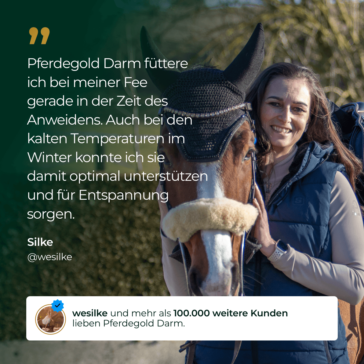 Eine lächelnde Frau steht an einem sonnigen Tag neben ihrem Pferd und hält dessen Zügel. Beide sehen zufrieden aus, dank Pferdegold Darm - der bewährten Wahl für Pferde Nahrungsergänzung.