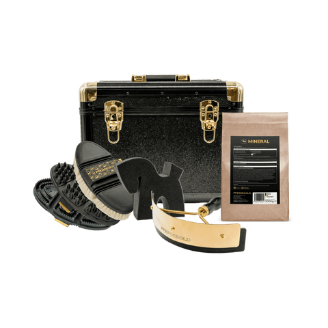 Das Pferdegold® Pferdegold Putzbox Bundle small enthält Pflegeutensilien, einen Mineralienbeutel und eine schwarze Tragetasche.
