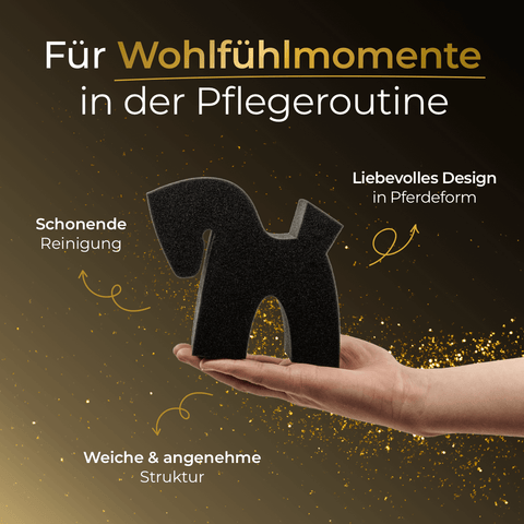 Hand hält den Pferdegold® Putzschwamm in Pferdeform vor goldenem Hintergrund, mit Text zu Design, Reinigung und angenehmer Struktur.